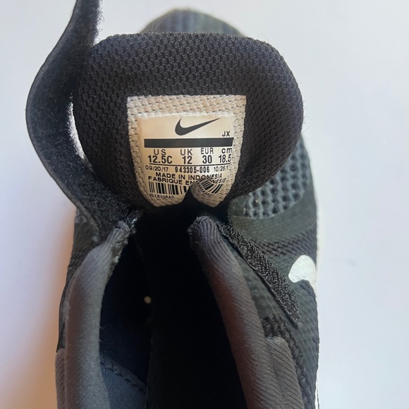 Nike Revolution Black Kids size 12.5C - Picture 6 of 6